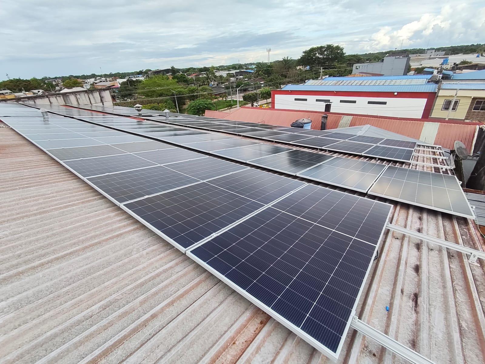 Sistema fotovoltaico en cubierta industrial.