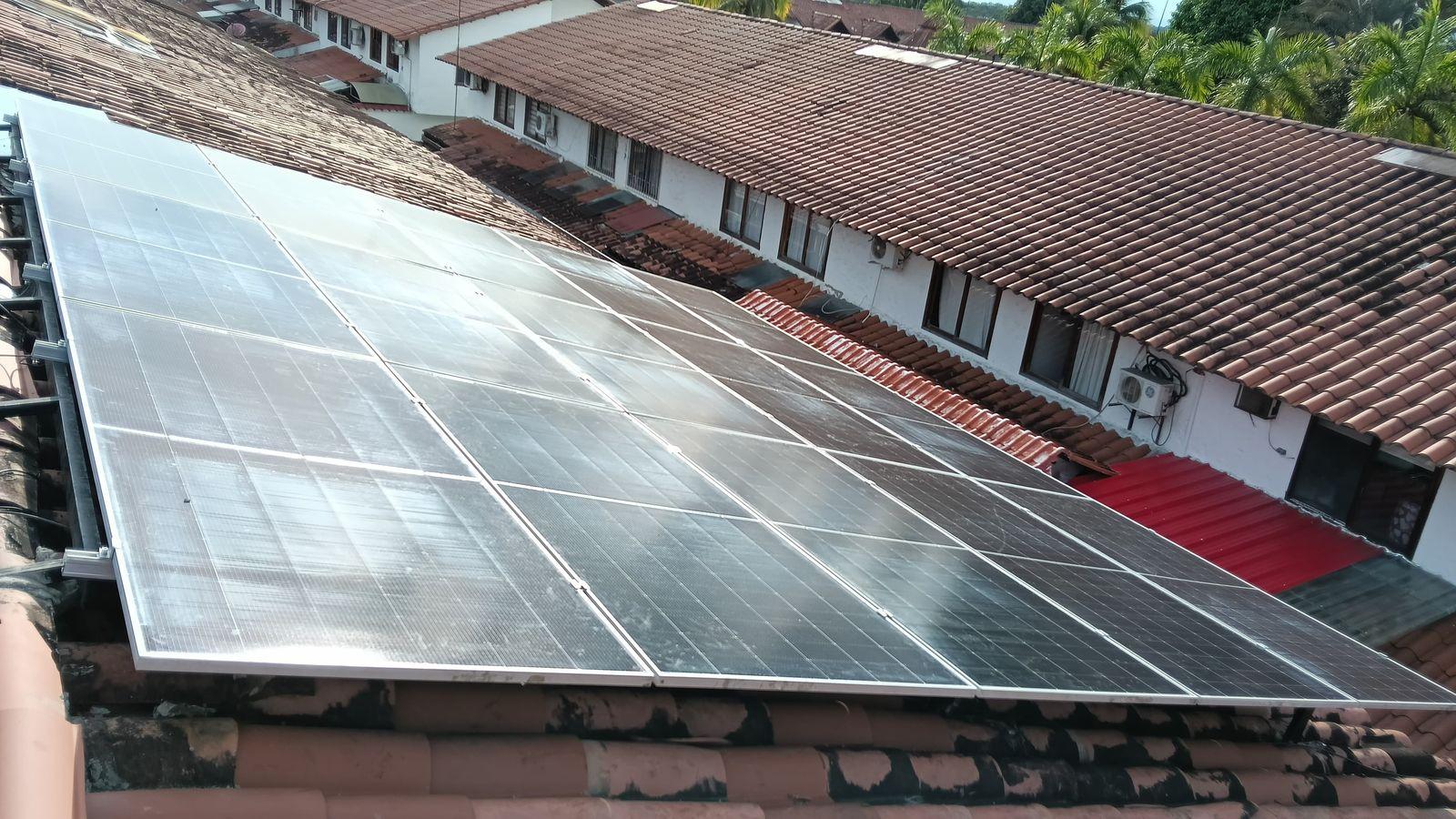 Instalación solar en cubierta residencial.